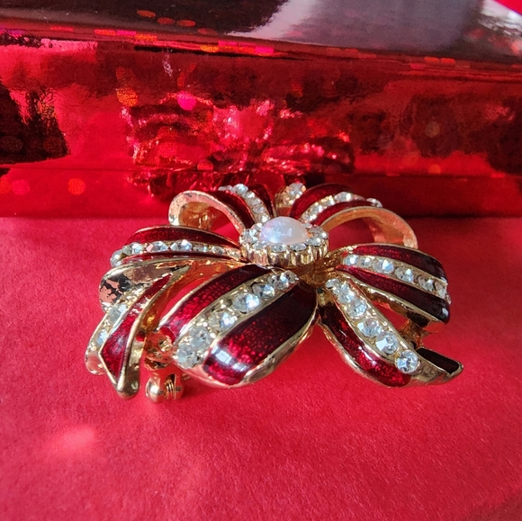 Vintage Red Enamel Gold Tone CZ and Faux Pearl Valentine's Ribbon Bow Brooch Pin - Picture 8 of 16